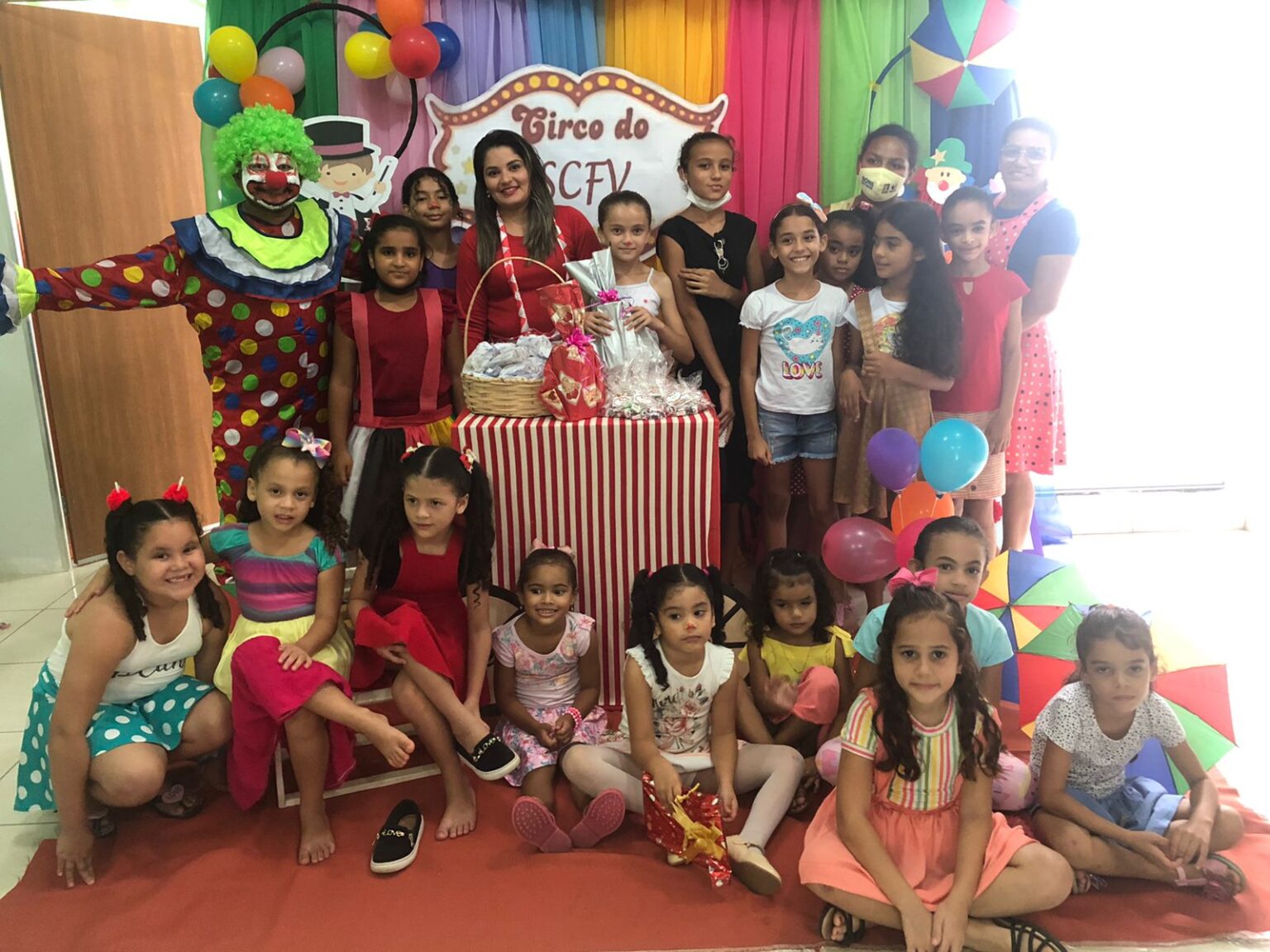 Social de Vera Mendes realiza evento em alusão ao Dia do Circo